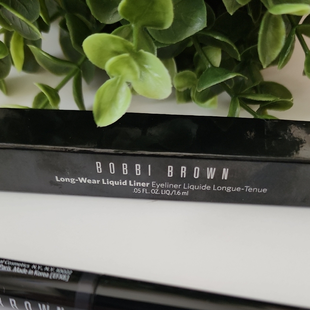 Bobbi Brown Liquid Eyeliner in Night Sky Sparkle - Picture 2 of 3